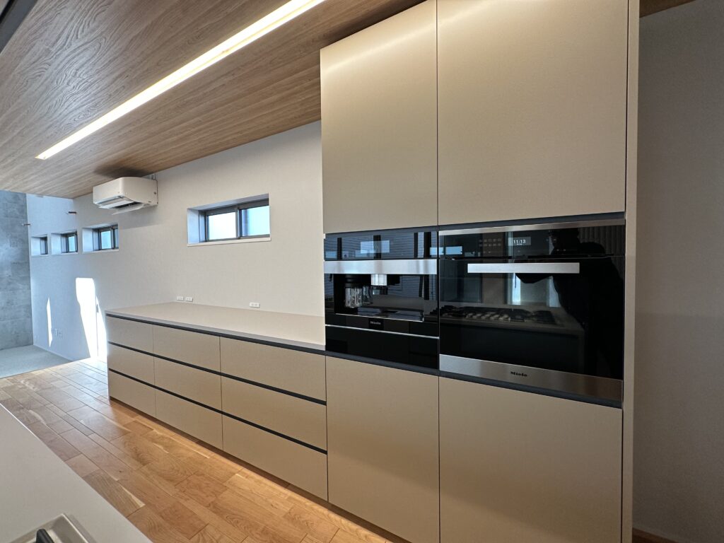 ビルトインオーブン:Miele(ミーレ) H6461BP
コーヒーマシン:Miele(ミーレ) CVA7840
ビルトインウォーマー:Miele(ミーレ) ESW7010のビルトインオーブンを組み込んだキッチン収納